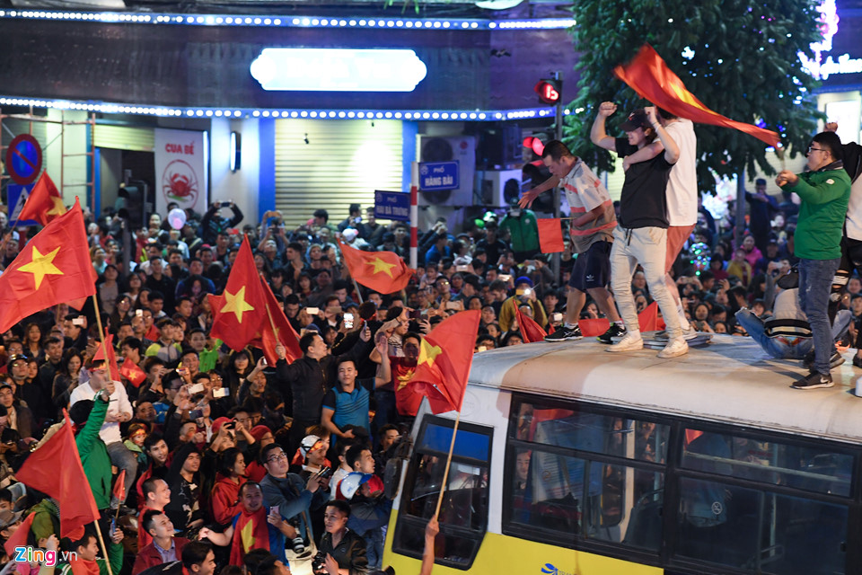 CĐV quá khích nhảy nóc xe buýt ăn mừng bóng đá U23 Việt Nam